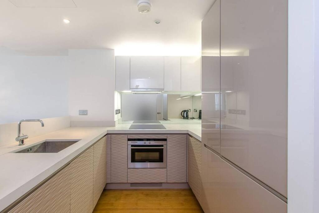 Skyview Waterside City Luxury Apartment London Exterior photo